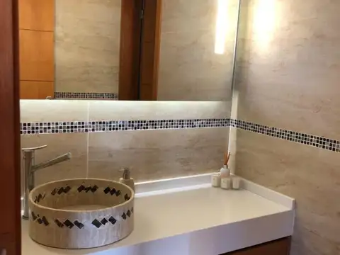 Casa en Alquiler con 2 cocheras