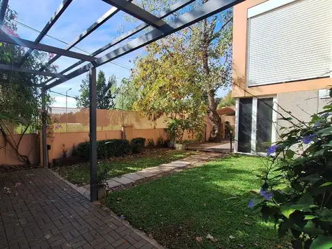 Casa en Alquiler con 3 cocheras