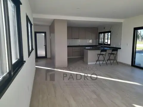 Casa 5 ambientes con 3 baños