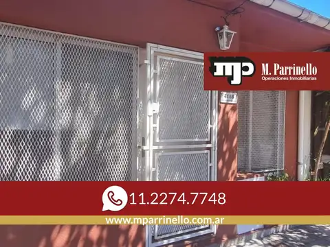 PH en excelente estado, tres ambientes, patio con lavadero- En Alquiler