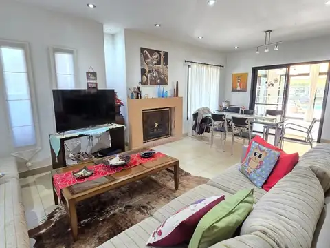 Casa 4 ambientes con 2 baños