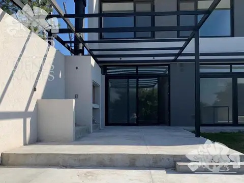 Casa 4 ambientes con 3 baños