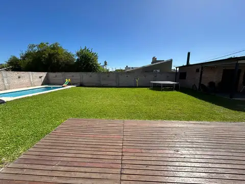 Casa con pileta en B° Parque Matheu