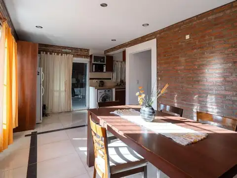 Casa 5 ambientes con 2 baños