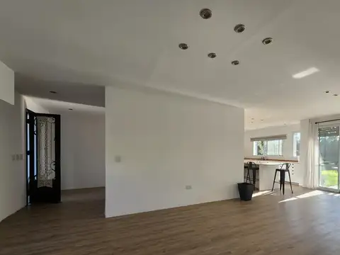 Casa en Alquiler con 2 cocheras