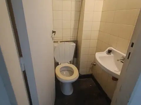 Departamento tres ambientes , con dos baños, muy bueno.