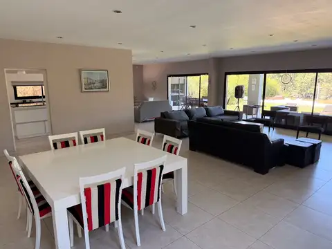 Casa 9 ambientes con 5 baños