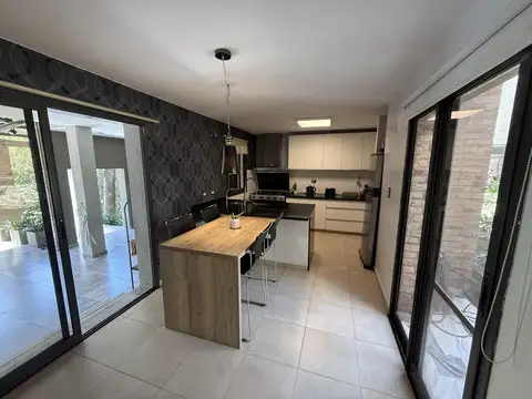 Casa en Venta con 2 cocheras