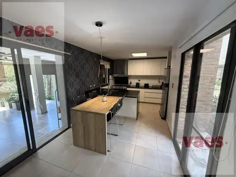 Casa en Venta con 2 cocheras