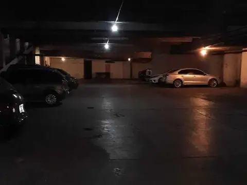 OPENHOUSE inmobiliaria Vende Cochera en la Galería  Tonsa del centro Mendocino.