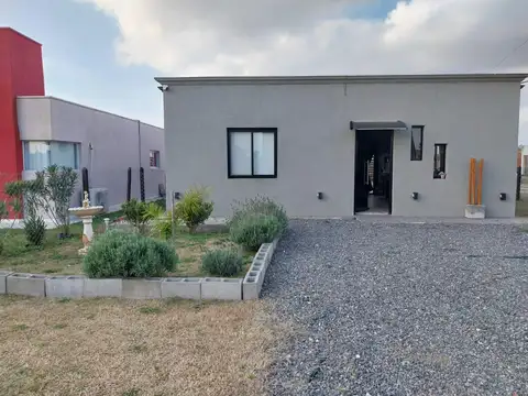 Imperdible Casa Moderna y funcional, con parque y pileta hormigón, barrio Los Tilos de Domselaar
