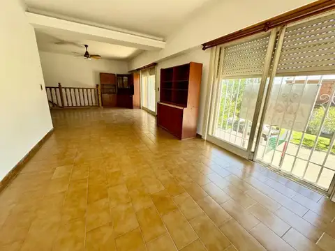 Amplia casa de 3 dormitorios c/s garaje - ZONA NORTE - Av. Hipolito Irigoyen 1407
