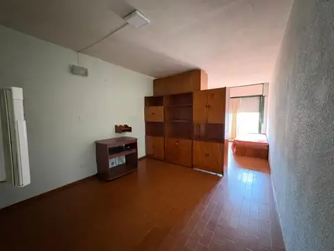 Alquiler departamento monoambiente por escalera, barrio Pichincha, Rosario