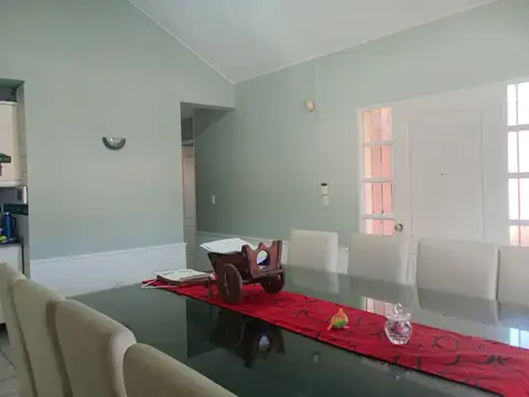 Casa 6 ambientes con 2 baños