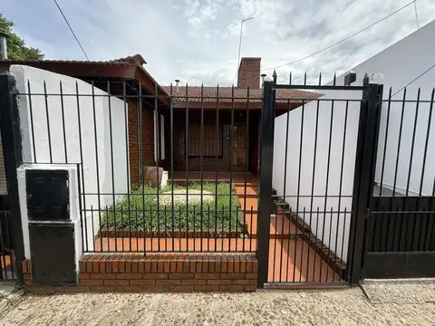 Casa en alquiler 1 dormitorio con galería y jardín – Pilar cerca de Ruta 8