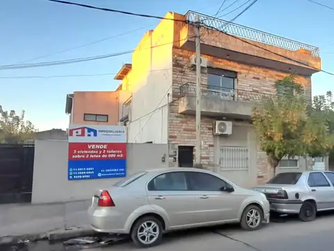 Venta 3 viviendas, 2 talleres s/2 lotes de 600 m²