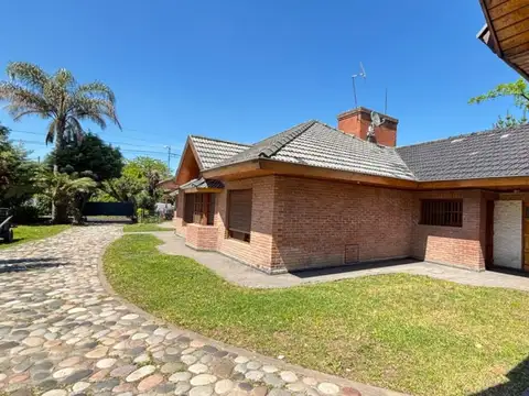 VENTA CASA C/PILETA Y COCHERA MARIANO ACOSTA MERLO