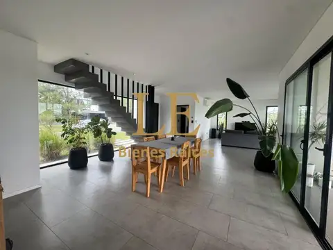 Casa en Venta con 4 cocheras