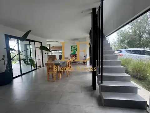 Casa en Venta con 4 cocheras