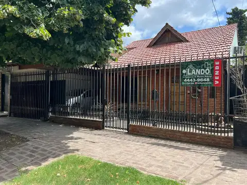 CASA CON DEPARTAMENTO - COCHERA  JARDIN Y PARRILLA - PERMUTA