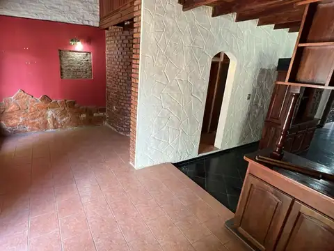 CASA CON DEPARTAMENTO - COCHERA  JARDIN Y PARRILLA - PERMUTA