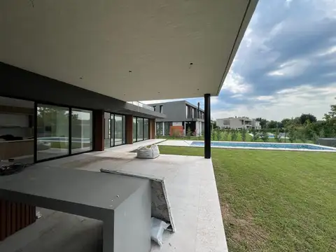 Casa 6 ambientes con 4 baños