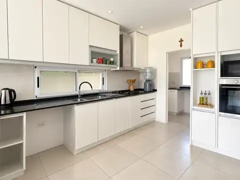 Casa en Alquiler con 5 cocheras