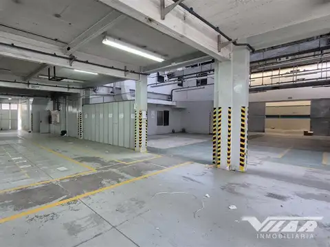 En venta Galpón con oficinas / Edificio Comercial 1600m2, Zona Industrial - Villa Martelli