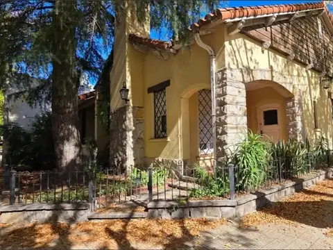 Casa en venta de 6 ambientes en Ituzaingó Sur
