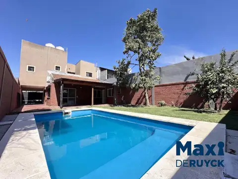 Casa 5 ambientes con pileta y quincho