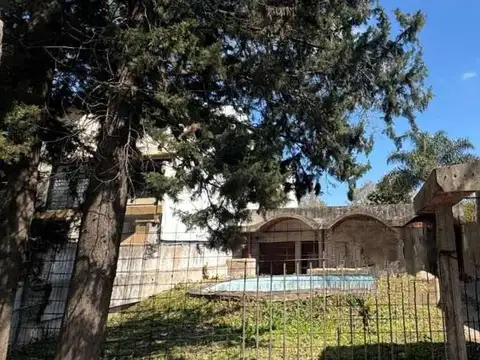 EXCELENTE LOTE ,con casa a demoler en LA ROSA 1200