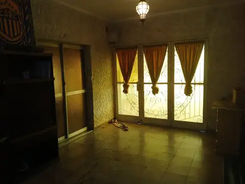 Casa 8 ambientes con 2 baños