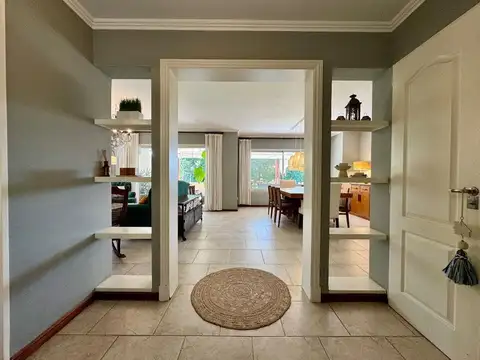 Casa en Venta con 3 cocheras