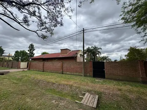 Los Jacarandaes esq. Los Fresnos