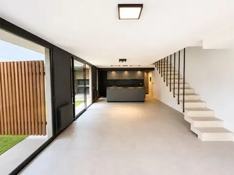 Casa en Alquiler con 1 cochera