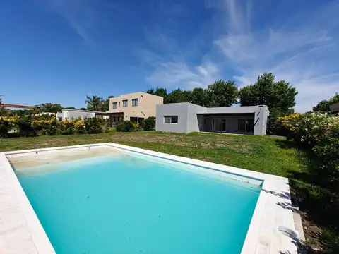 Casa con pileta en Santa Guadalupe