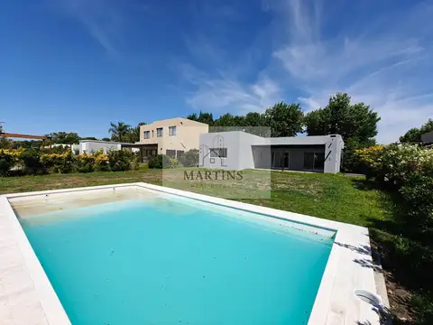 Casa con pileta en Santa Guadalupe