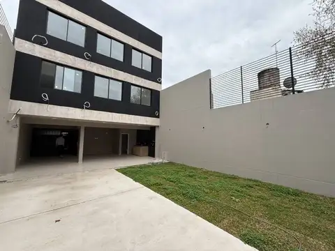 DEPARTAMENTO PISO A ESTRENAR CON COCHERA Y PATIO