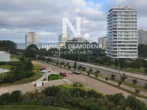 Departamento de 3 dormitorios + depndencia en venta en Torre One, Punta del Este.