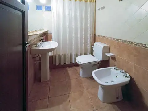 Casa 5 ambientes con 2 baños