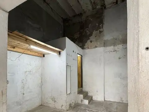 LOCAL -DEPOSITO SOBRE BOULEVARD AV B.P.GALDOS -SIN EXPENSAS