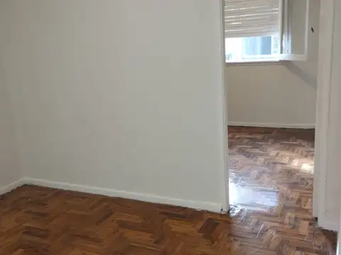 VENTA -  2 amb luminoso, edif con agua caliente central