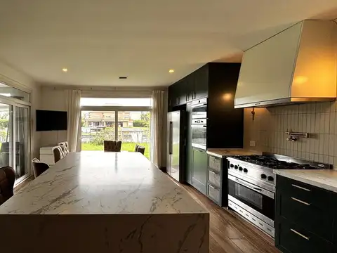 Casa 6 ambientes con 4 baños