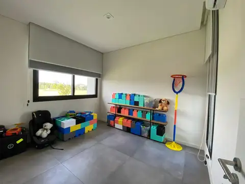 Casa 5 ambientes con 4 baños