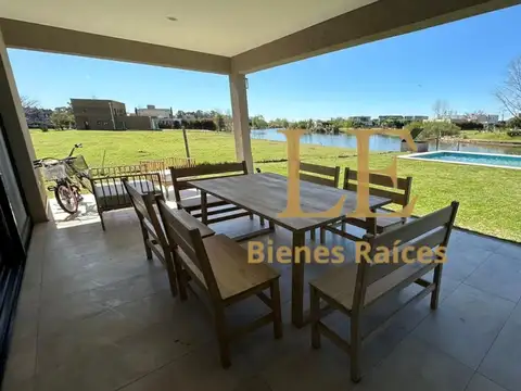 Casa en Alquiler con 5 cocheras