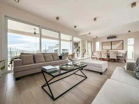 Casa en Venta con 2 cocheras