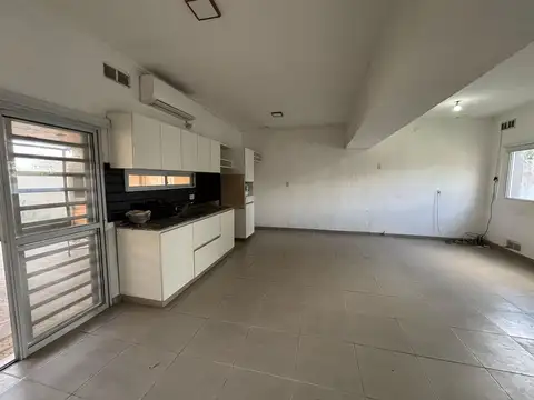 VENTA CASA CON JARDIN Y PILETA RICARDONE