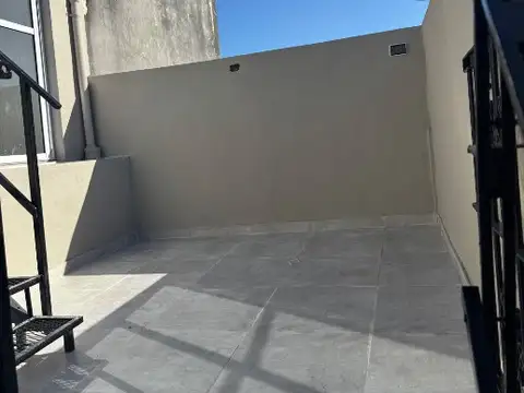 Departamento tipo casa en alquiler en Castelar Sur