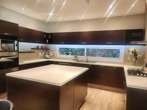 Casa 5 ambientes con 5 baños