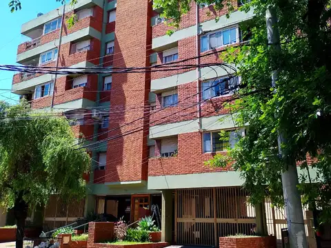 EXCELENTE DEPARTAMENTO CLASICO EN MORON CENTRO